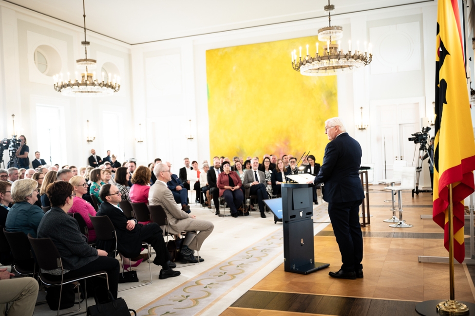 Bundespräsident Frank-Walter Steinmeier hält eine Ansprache im Großen Saal von Schloss Bellevue 